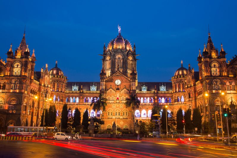 Мумбаи. Сейчас в городе живут 37 миллиардеров, на 8 меньше, чем в прошлом году. Их совокупное состояние оценивается в 184,4 млрд долларов. Самый богатый человек — владелец холдинга Reliance Industries Мукеш Амбани. В Мумбаи расположен его 27-этажный дворец, который признавали самым дорогим домом в мире.
