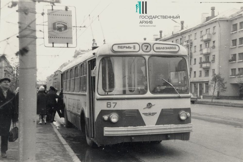 Троллейбус маршрута №7 «Пермь-II-Велозавод» на улице.