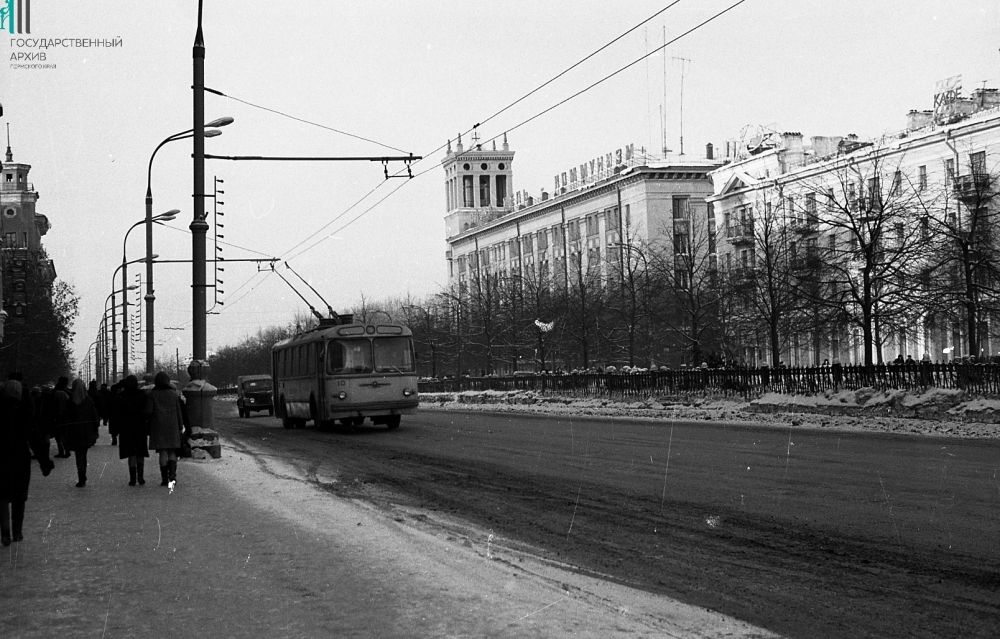 Троллейбус на Компросе напротив здания Пермэнерго, 1967 год.
