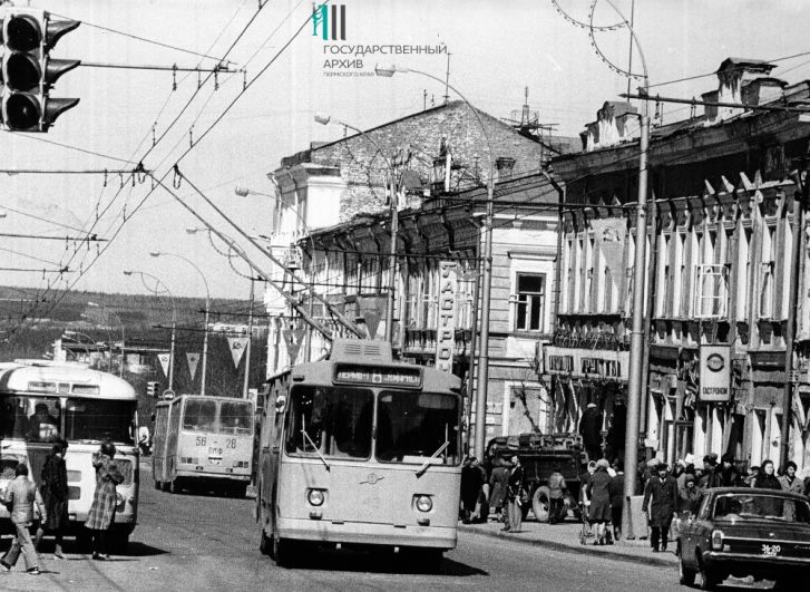 Троллейбус на улице Сибирской, 1981 год.