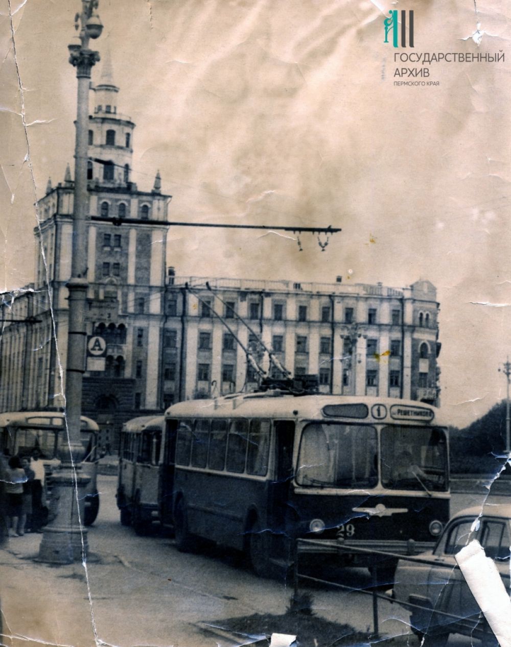 Троллейбус № 1 во время остановки у Комсомольской площади. Середина 1960-х годов.