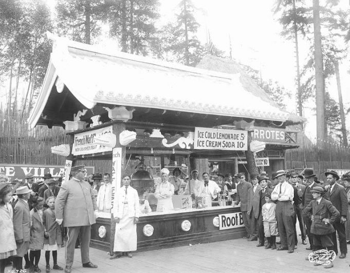 Прохладительные напитки для посетителей деревни игоротов в Сиэтле, 1909 год.