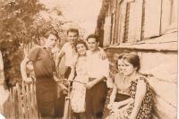 Жители барака на улице Витебской в Челябинске, 1950-е годы..
