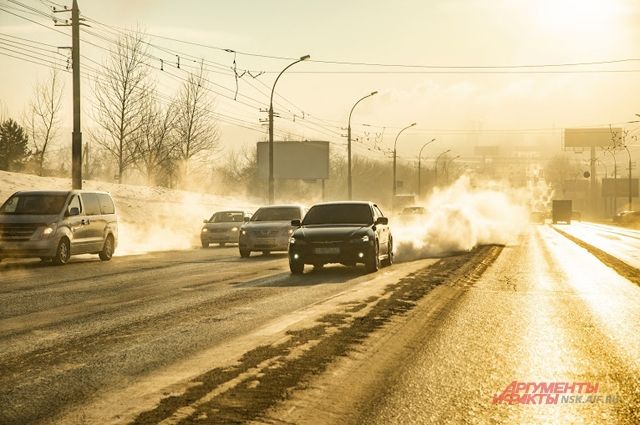 С наступлением весны на дорогах стало очень грязно — у многих автомобилистов госномера забрызганы грязью.