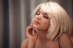 Запиши все на пленку и не страдай: Michelle Andrade в новом имидже выпустила песню о надежде и любви Corazón