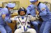 Космонавт Алексей Овчинин во время проверки скафандра перед полетом на космодроме Байконур
