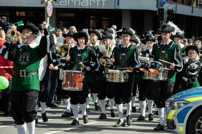 По всему миру проходят парады в честь праздника.