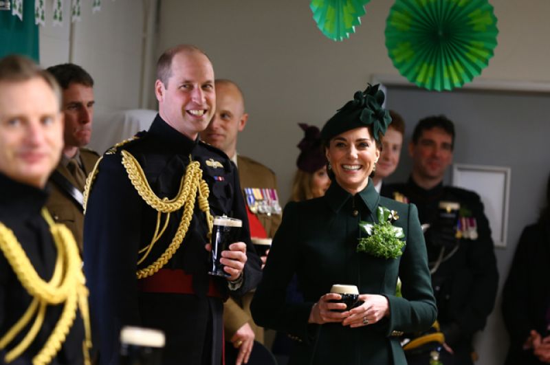 Принц Уильям и Герцогиня Кембриджская Кэтрин на традиционном приёме у гвардейцев.