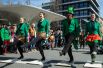 Традиционные ирландские танцы радуют прохожих.