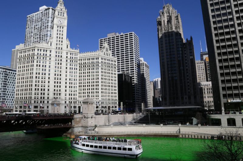 Река Чикаго окрасилась в зелёный цвет.