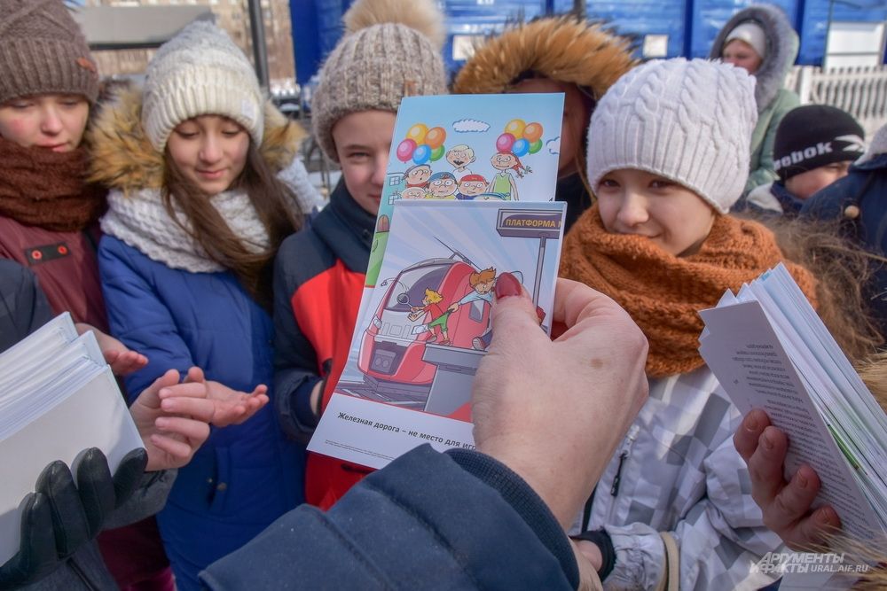 К концу экскурсии остается масса впечатлений от увиденного. Каждому участнику встречи вручают по памятке о безопасном поведении на железной дороге.