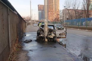 Водитель автомобиля не справился с управлением и влетел в электроопору.
