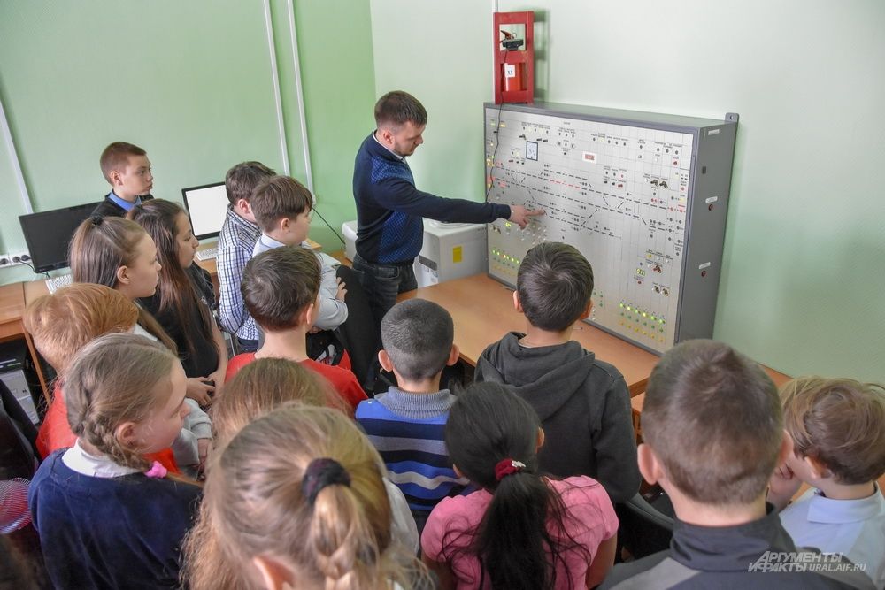 Для того, чтобы ближе познакомить школьников с работой дежурных, главный инженер Смычки Андрей Мягков приглашает маленьких гостей в учебный класс, оборудованный тренажером «Пульт станции».