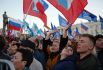 Жители, собравшиеся в центре Симферополя перед началом концерта в честь пятилетия воссоединения Крыма с Россией.