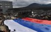 Участники автопробега в честь пятилетия всекрымского референдума и воссоединения полуострова с Россией растягивают гигантский флаг России на горе Гасфорта в Севастополе.