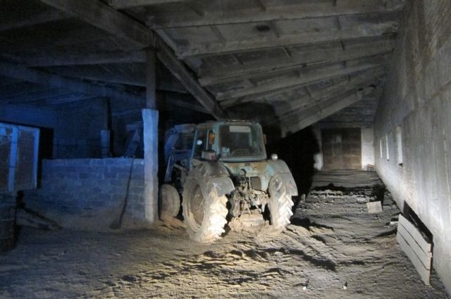 В Кувандыкском ГО рабочего насмерть придавило плитой в зернохранилище