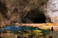 Голубое озеро у входа в пещеру - начало подводной части пещеры.