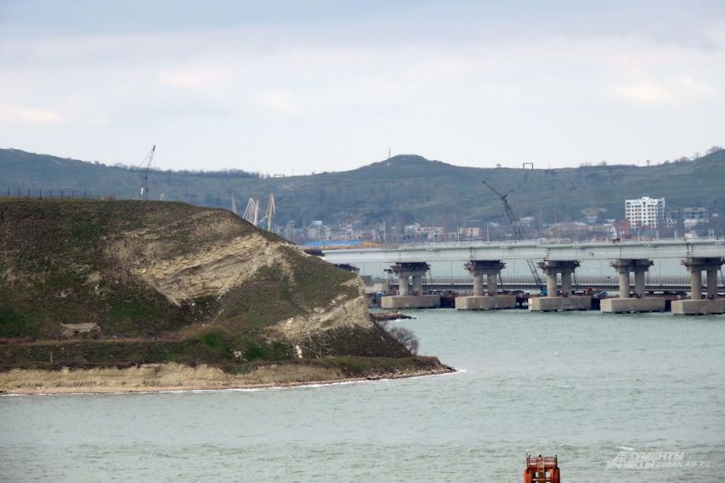 Крымский мост огибает мыс Ак-Бурун.