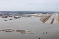 Вид с воздуха на базу ВВС Оффатт и прилегающие районы, пострадавшие от паводковых вод в штате Небраска.