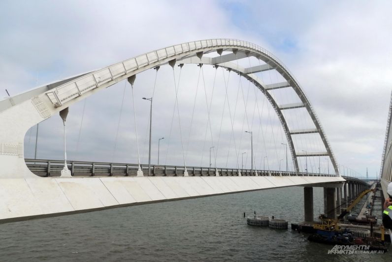 Арка автодорожной части Крымского моста.