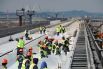 Сейчас на стройке Крымского моста трудятся около пяти тысяч строителей - это в три раза меньше, чем было в пик работ.