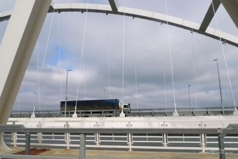 Грузовик едет по автомобильной арке Крымского моста.
