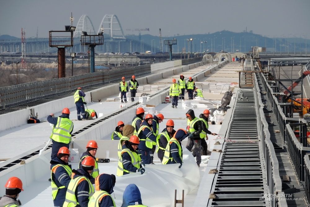 Сейчас на стройке Крымского моста трудятся около пяти тысяч строителей - это в три раза меньше, чем было в пик работ.