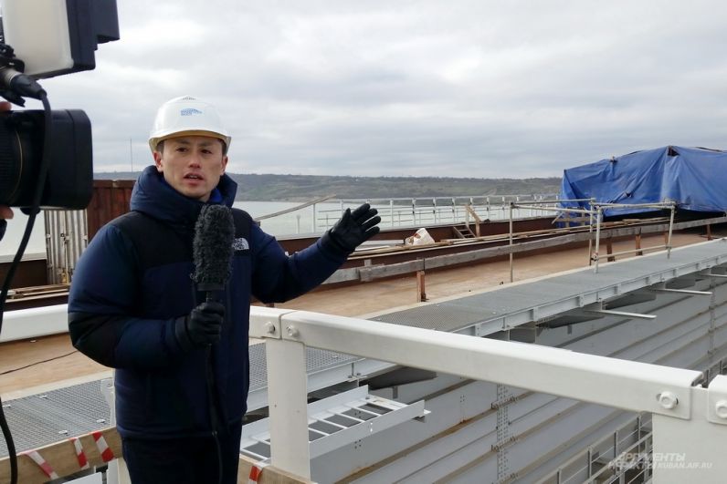 Корреспондент японского телевидения снимает сюжет о стройке Крымского моста.