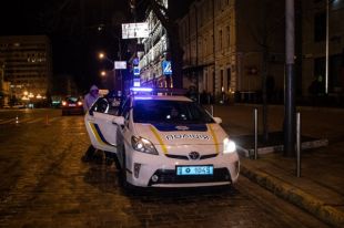 Девушку на пешеходном переходе не заметил водитель такси и сбил. Потерпевшая получила серьезные травмы.