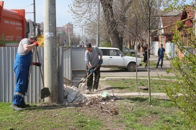 Сотрудники регоператора убирают площадки для мусорных контейнеров в Краснодаре.