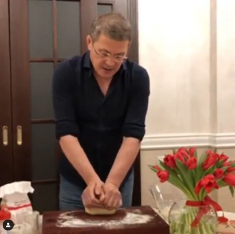8 марта супруга врио Каринэ Хабирова опубликовала видео, как Радий Хабиров готовит тесто для пельменей и читает стихи.