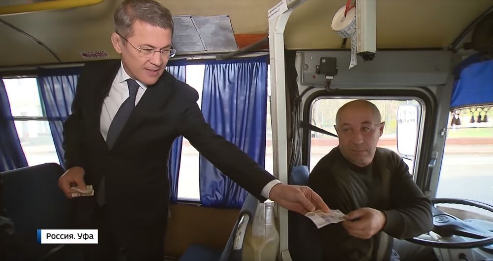 Сразу после назначения на пост врио, Радий Хабиров объявил войну нелегальным перевозчикам. И даже проехал в качестве пассажира на обычном «ПАЗике», чтобы выяснить, насколько комфортен такой транспорт.