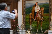 Портрет президента Гурбангулы Бердымухаммедова в музее Государственного культурного центра Туркменистана.