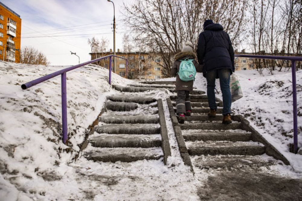 На некоторых лестницах города еще не исчезла наледь.