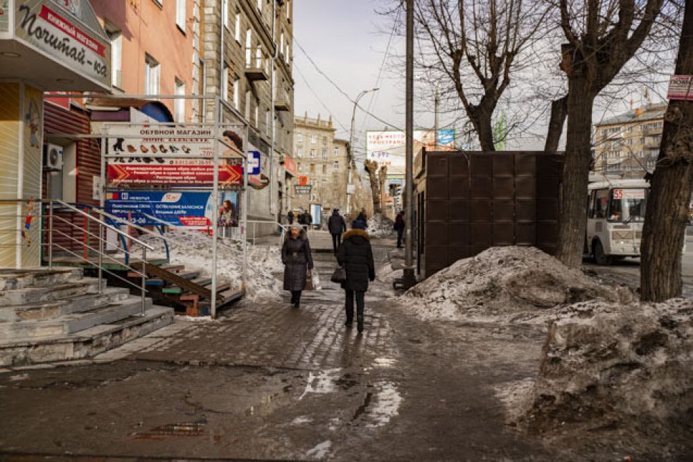 На оживленных улицах мегаполиса снег почти сошел с тротуаров, кое-где остаются небольшие лужи.