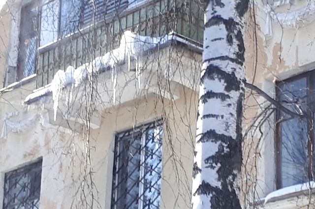 На Ямале обсудили вопрос своевременной уборки снега с крыш