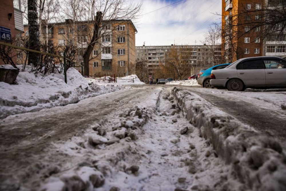 Горожане ждут, когда же снег в городе растает и начнут распускаться деревья и цветы.
