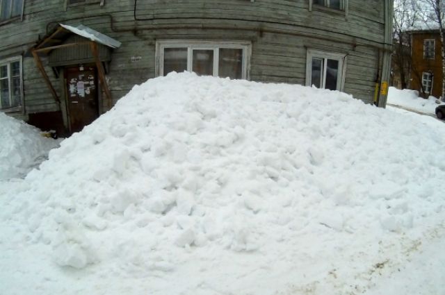 Жителей дома 16 по ул. Оплеснина завалили снегом по самые окна.