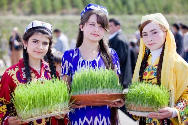 Девушки с ростками пшеницы на празднике Навруз.