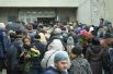 Люди в очереди у входа в Траурный зал Троекуровского кладбища в Москве, где проходит церемония прощания с певицей Юлией Началовой.