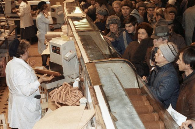 Жители Москвы стоят в очереди за мясными продуктам во время тотального дефицита товаров в СССР в начале девяностых годов.
