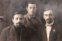 На этой фотографии 1927 года Арношт Валлох - крайний справа.
