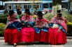Женщины народа кечуа отдыхают во время акции протеста в Ла-Пасе, Боливия.