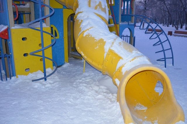 В Ноябрьске активисты уберут снег с детских площадок