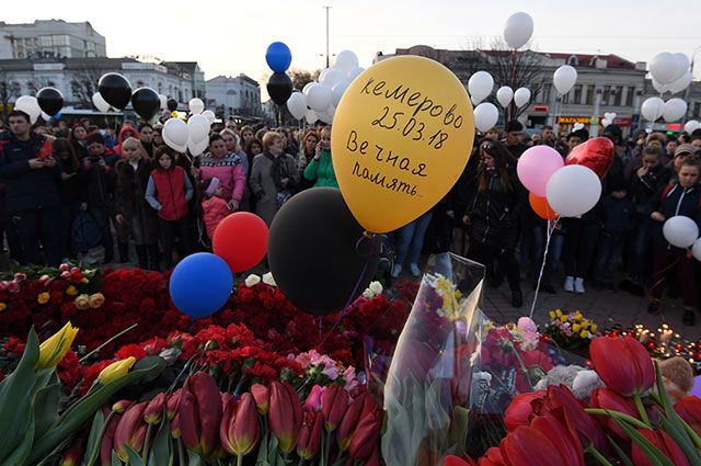 Участники акции в память о погибших при пожаре в торговом центре «Зимняя вишня» в Кемерове.