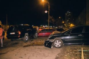 Дорожно-транспортное происшествие с участием трех легковых автомобилей произошло в Оболонском районе Киева.