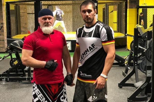 Азрет-Али с сыном Русланом в спортзале.