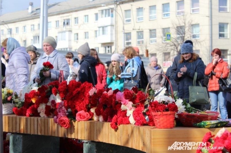 Тулеев зимняя вишня. Аман Тулеев зимняя вишня. Погибшие в зимний вишни Кузбассе. Сквер в Гурьевске погибшим в зимней вишни. Тулеев цветы зимняя вишня.