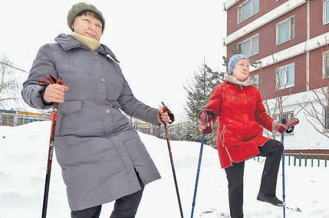Занятия скандинавской ходьбой – самые популярные у пенсионеров.