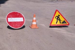 Провал образовался в районе перекрёстка улиц Металлистов и Кузьмина.